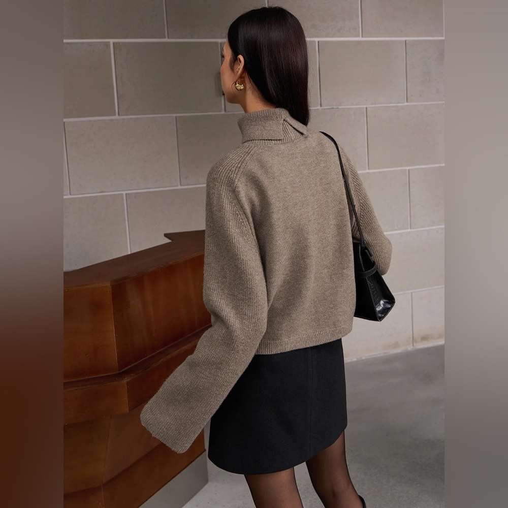 COMMENSE Ribbed Turtleneck Short Sweater - size Small - Picture 3 of 9